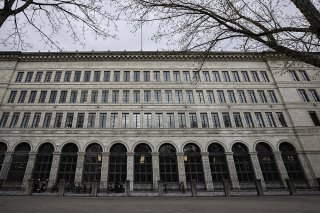 La BNS tend depuis l'an dernier à céder ses devises étrangères de manière à renforcer le franc et contrer ainsi les pressions inflationnistes importées, après avoir pendant des années cherché à limiter l'appréciation de la monnaie nationale pour n...